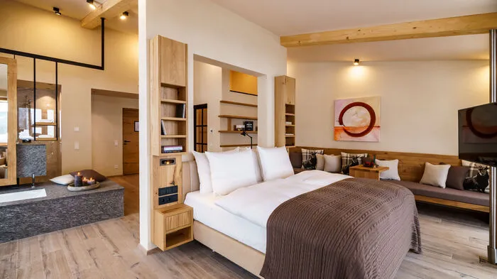 Das Tiroler Adults-only-Haus "Posthotel Achenkirch" (fünf Sterne) erntete 19 Punkte und vier Lilien. Das ist eine Lilie mehr als bisher. 