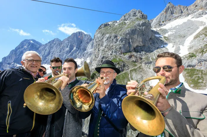 Die Kürnbergmusi mit Mid Europe-Organisator und Dirigent Johann Mösenbichler