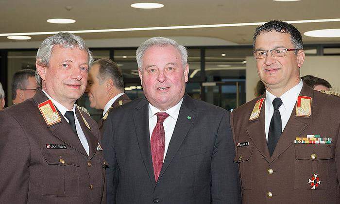 Die beiden Landesfeuerwehrschefs Reinhard Leichtfried und Erwin Grangl mit LH Schützenhöfer