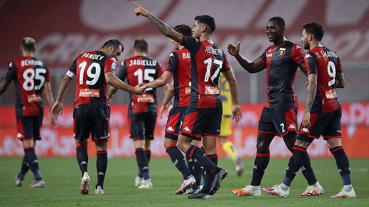 Cristian Romero of Genoa CFC celebrates with team mates after heading the ball into the net to give the side a 3-0 lead