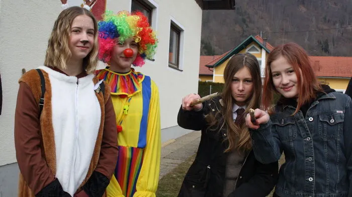 Auch die ehemaligen Volksschülerinnen von Klein St. Veit, Vanessa, Alexa, Jena und Hemma (von links) nahmen als Rentier, Clown und Harry Potter-Zauberlehrlinge am Umzug teil