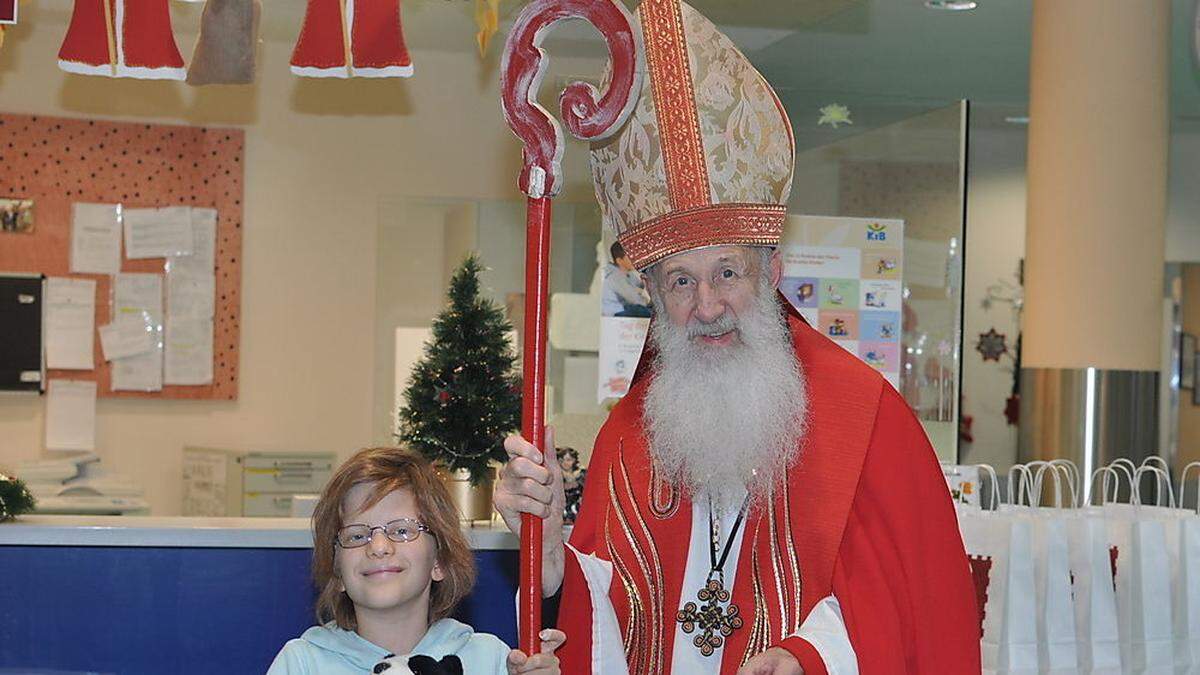 Pater Anton bringt als Nikolo Kinderzum Strahlen.