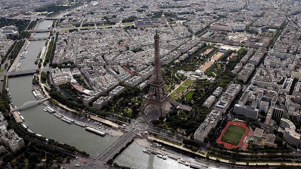 Blick auf den Eiffelturm - ohne Smog