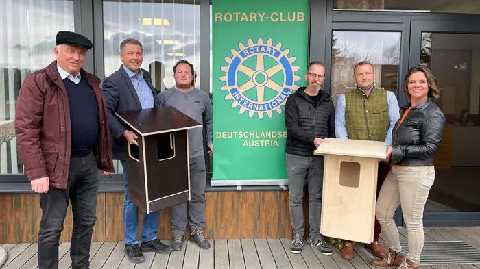 Gerhard Bund-Haumer (3. v. r.), Präsident des Rotary Clubs Deutschlandsberg, übergab die Nistkästen an Vertreter von BirdLife Steiermark und der Baubezirksleitung Südweststeiermark
