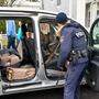 Polizistin kontrolliert Auto | Das Innenministerium setzt unter anderem auf Grenzkontrollen