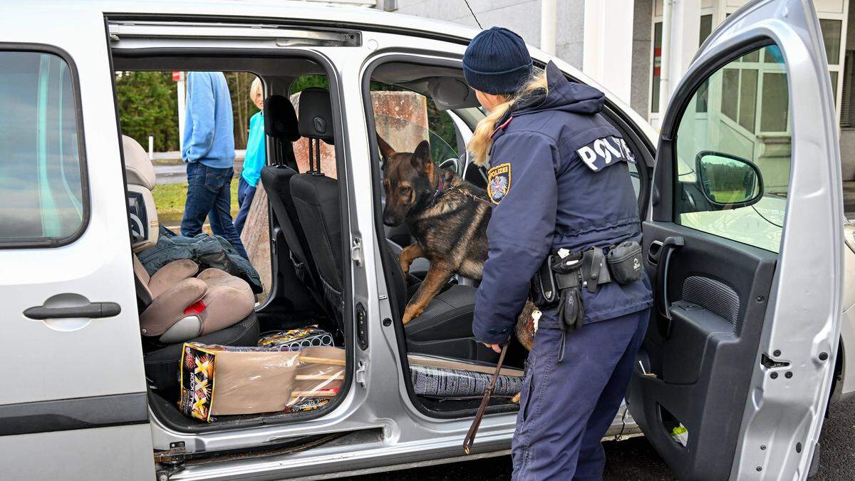 Polizistin kontrolliert Auto | Das Innenministerium setzt unter anderem auf Grenzkontrollen