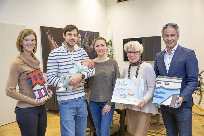 Ines Pamperl (Leiterin des Ärztlichen Dienstes im Amt für Jugend und Familie), "eine Familie", Ingrid Krammer (Abteilungsleiterin Amt für Jugend und Familie), Jugend- und Familienstadtrat Kurt Hohensinner