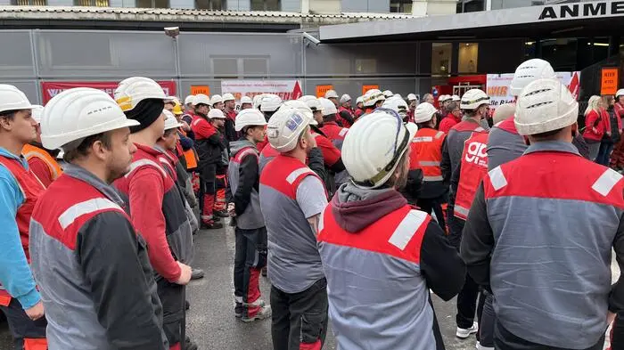 Gespannt verfolgten die Mitarbeiterinnen und Mitarbeiter der Voestalpine Donawitz die Kundgebung der Gewerkschaft.