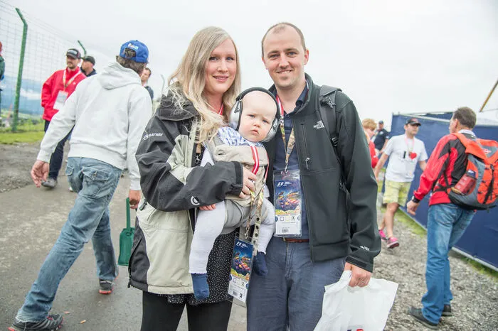 Caelia und Woody aus England drücken samt Baby Felicity die Daumen für Jenson Button