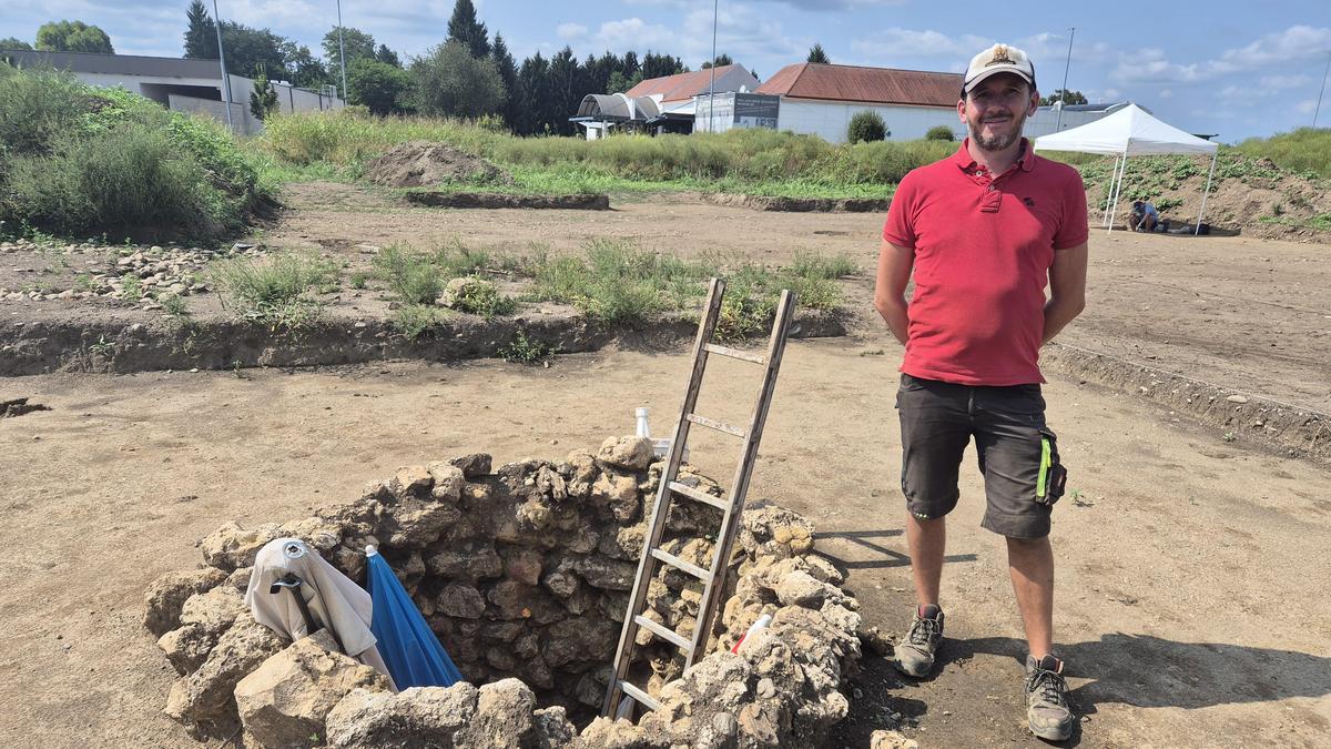 Archäologe Matthias Grebien vor dem Brunnen, in dem der nun verschwundene römische Tonbecher gefunden wurde