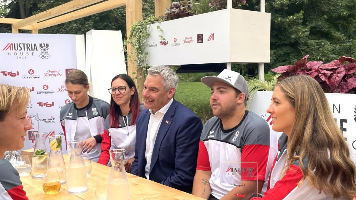 Lena Kreundl (Schwimmen), Elisabeth Straka  (Bogenschützin) , Bundeskanzler Karl Nehammer (ÖVP), Valentin Bontus (Segeln) und Alina Kornelli (Segeln) im Österreich-Haus  