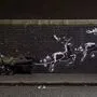 Ein neues Kunstwerk des britischen Street-Art-Künstlers Banksy in Birmingham zeigt auf einer Backsteinmauer zwei fliegende Rentiere, die eine davor stehende Bank zu ziehen scheinen