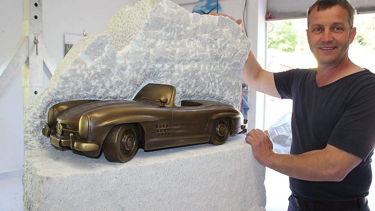 Bildhauer Siegfried Burgstaller mit dem 30-Kilo-Modell eines Mercedes 300 SL aus Bronze