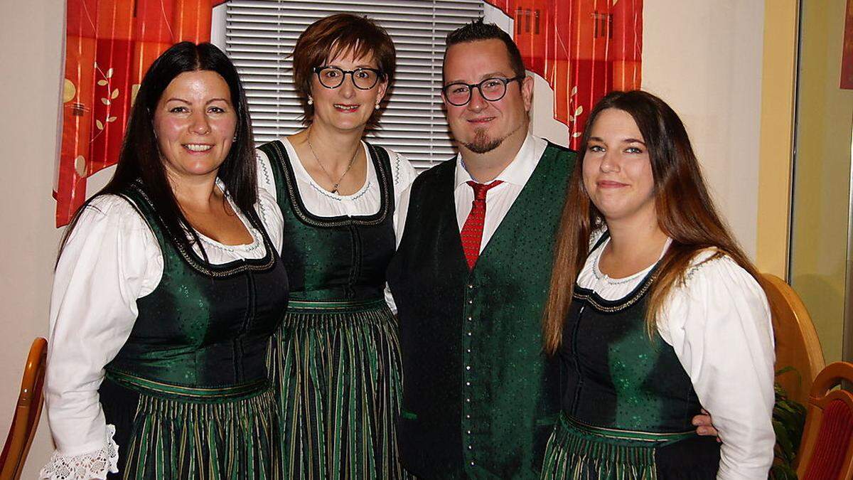 Elisabeth Hübler, Doris Richter, Patrick Gringl und Anna Gringl von Singkreis Thürn	