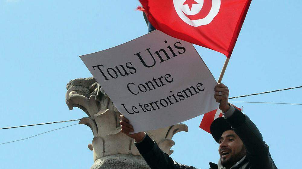 Tunesien ist immer wieder Ziel von Anschlägen: &quot;Alle vereint gegen den Terrorismus&quot; hat ein Demonstrant auf ein Plakat geschrieben 