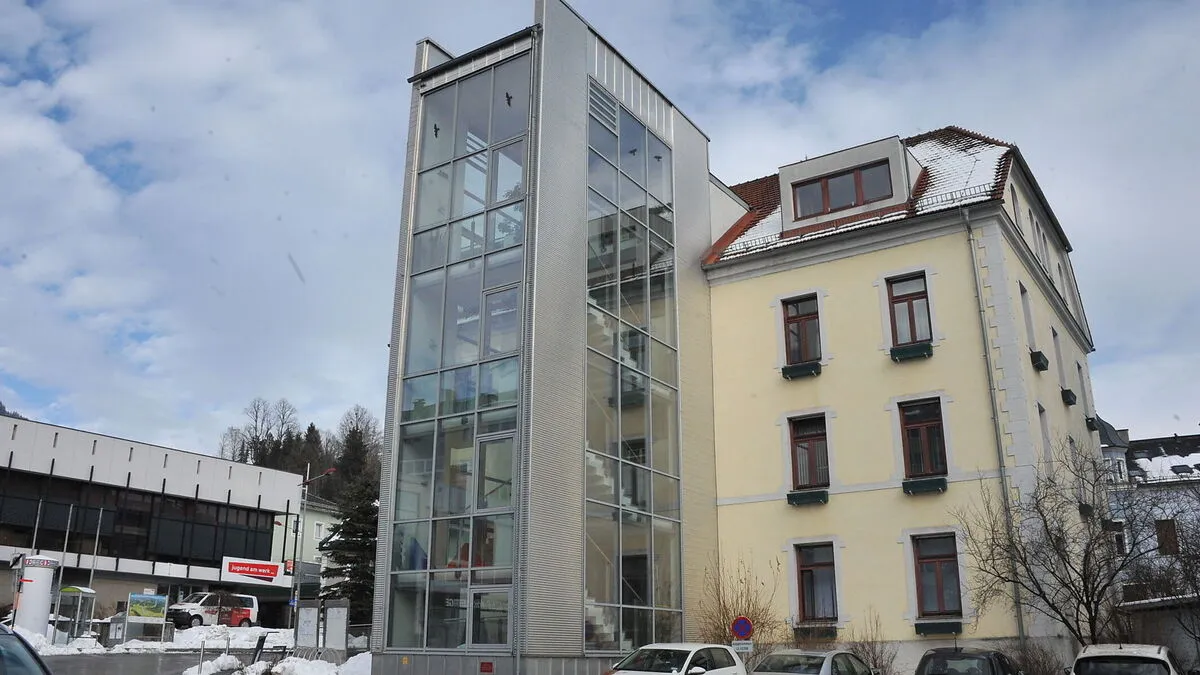 Politischer Aufstieg: mit dem Lift oder über die Treppe ins Bürgermeister(in)büro im ersten Stock 