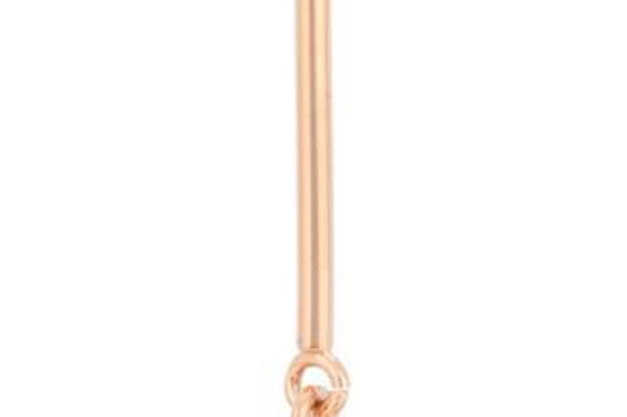 Die minimalistischen Ohr-Schmuckstücke des Londoner Designers J. W. aus rosévergoldetem Messing symbolisieren die Eleganz raffinierter Zurückhaltung. Als Tagesschmuck getragen, stehen die Ohrringe wie ein Ausrufezeichen hinter jedem Look.