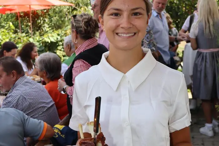 Alexander Lackner und sein Team organisierten wieder ein Fest mit kulinarischen Hofschmankerln von der köstlichen Stelze bis zum saftigen Schweinsbraten und Strudelvariationen vom Feinsten. 