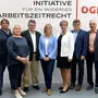 Phalanx der Gewerkschafter:  Von links: Roman Hebenstreit (vida), Josef Muchitsch (GHB), ÖGB-Vizepräsidentin Korinna Schumann, ÖGB-Präsident Wolfgang Katzian, Barbara Teiber (GPA-djp), Christa Hörmann (younion), Rainer Wimmer (PRO-GE), Helmut Köstinger (GPF) und Thomas Rasch (GÖD) 