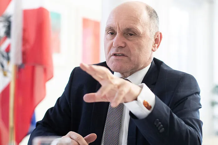 "Das ist ein Strafdelikt, die Bestechlichkeit. Nimm das zurück!" ... und macht aus Nationalratspräsident Wolfgang Sobotka einen wütenden Zwischenrufer.