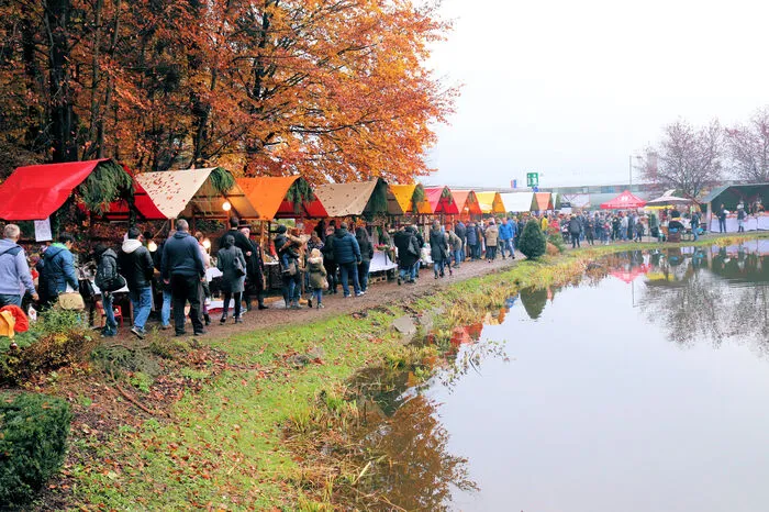 Der fliegende Weihnachtsmann verschenkte 500 Päckchen an die kleinen Gäste.