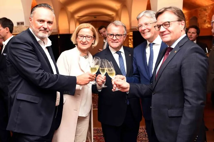 Anstoßen auf Hans Niessl (Mitte): Dessen Nachfolger Hans Peter Doskozil, Johanna Mikl-Leitner, Peter Kaiser als derzeitiger Vorsitzender der Landeshauptleutekonferenz und Günther Platter