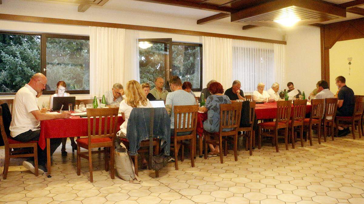 Bei dieser Gemeinderatssitzung der Stadtgemeinde Jennersdorf war die Beschlussfähigkeit gegeben