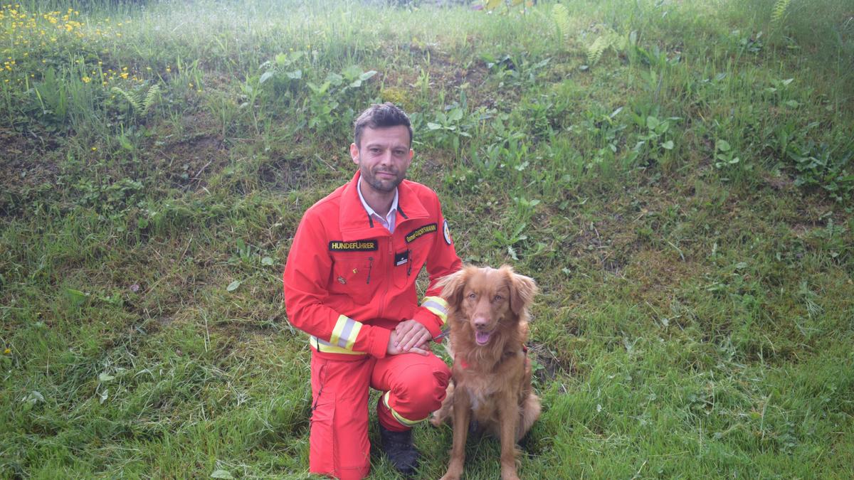 Domenic Gschoßmann bildet einen Rettungshund aus