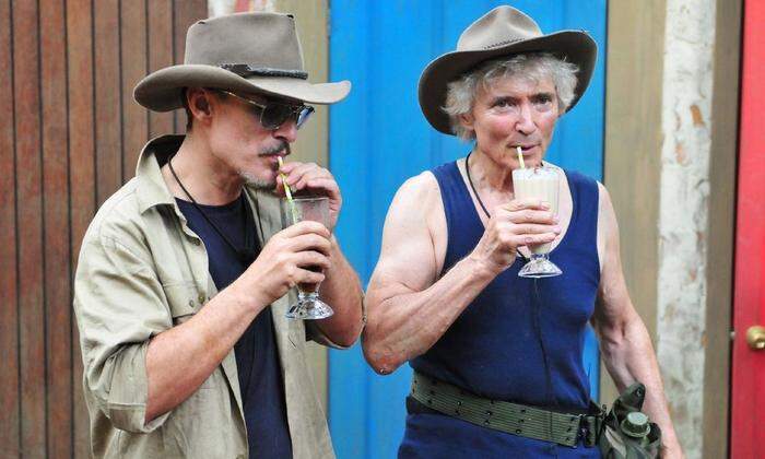 Zwei Nasen tanken super: Chris und Peter freuen sich über kalte Drinks, dabei hätten sie ihre BegleiterInnen treffen können