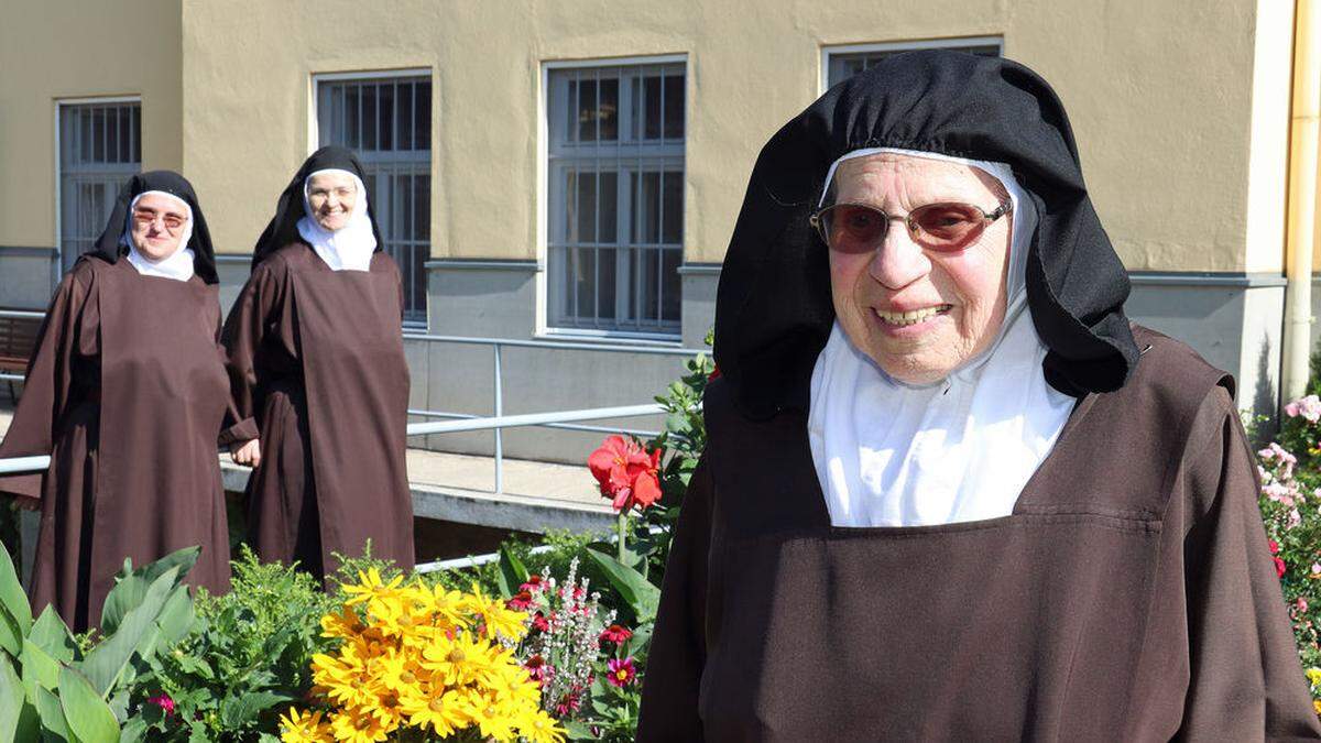 Schwester Theresa wird nun von Sr. Regina (li) und Sr. Elisabeta unterstützt. Der schöne Garten ist ihr Werk 