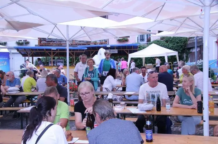 Nach der Prozession ging es auf in das Festzelt, wo der örtliche Kameradschaftsbund mit Obfrau Klaudia Edler sein traditionelles Oswaldifest abhielt. Die Blasmusik spielte auf, dann sorgte die Gruppe „Lipi-Klang“ für die zünftige musikalische Kirtagsstimmung.