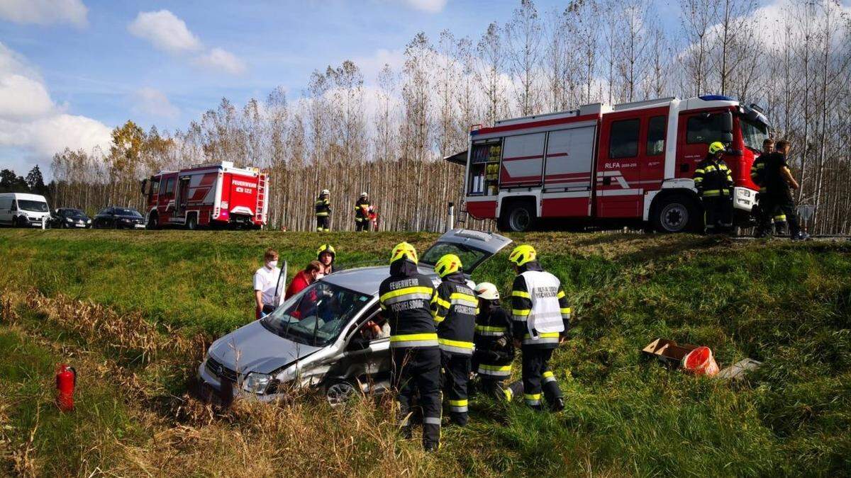 Die Feuerwehr musste die Verunfallten aus dem Fahrzeug befreien