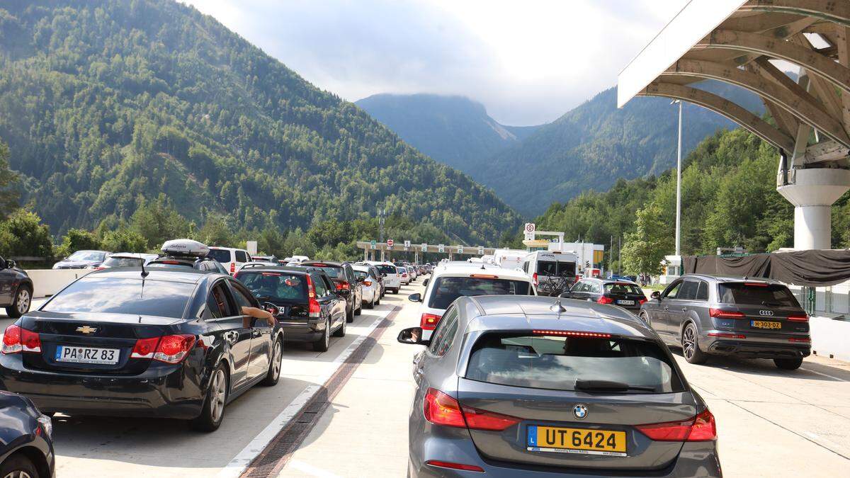 Viel los beim Karawankentunnel auf der Autobahn A 11 