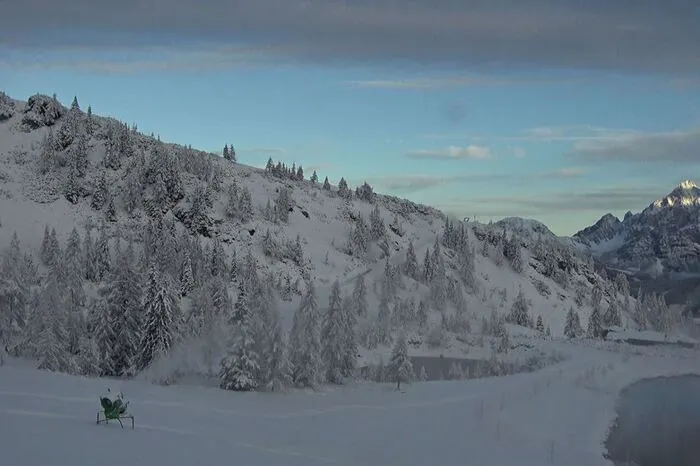Einige haben auch schon mit Schneekanonen nachgeholfen. Wie hier im Bild die Reiteralm.