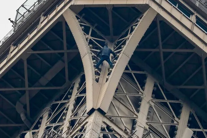 Der Kletterer war ganz in schwarz gekleidet und klammerte sich rund sechs Stunden knapp unter der dritten Etage in rund 270 Meter Höhe an den Gitterstäben fest. Gegen 22 Uhr konnten Rettungskräfte den Mann in Sicherheit bringen.