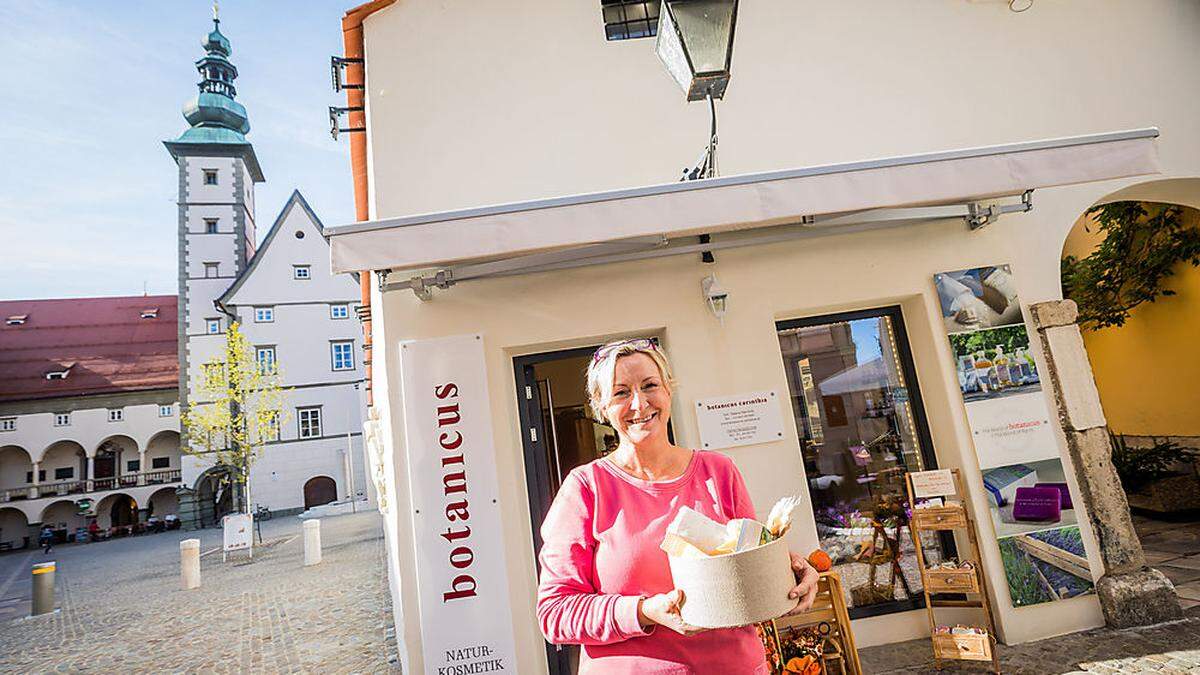 Tatjana Blachnik vor dem &quot;Botanicus&quot; am Alten Platz