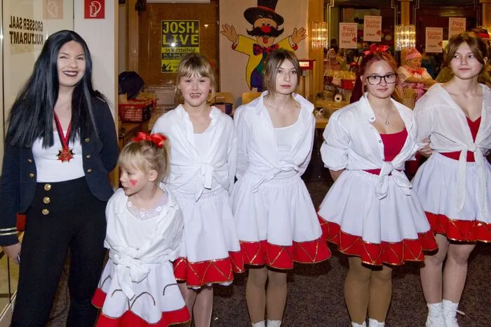 Für Unterhaltung sorgten Clown Jako, Alena's International Showdance Academ, die Faschingsgildekinderund Ratschi mit heißen Rhythmen.
