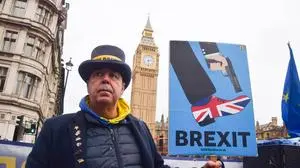 December 17, 2025, London, England, United Kingdom: Activist STEVE BRAY stands with a sign during the weekly pro-EU and anti-Brexit protest in Parliament Square. The government has announced that the UK will rejoin the European Union s Erasmus student exchange programme as the UK seeks closer ties with the EU. London United Kingdom - ZUMAv130 20251217_zip_v130_051 Copyright: xVukxValcicx