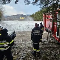 Ein 57-jähriger Mann stürzte bei Forstarbeiten in ein Bachbett und wurde erst am nächsten Morgen stark unterkühlt von der FF Puch bei Weiz gefunden
