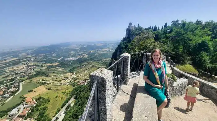 Landesrätin Barbara Eibinger-Miedl mit Tochter Marie am Felsen von San Marino.