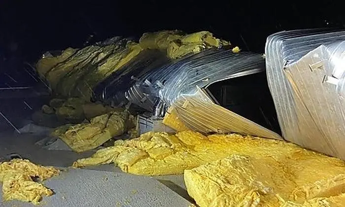 Von einem Haus in Klagenfurt wurde die Dachhaut abgetragen