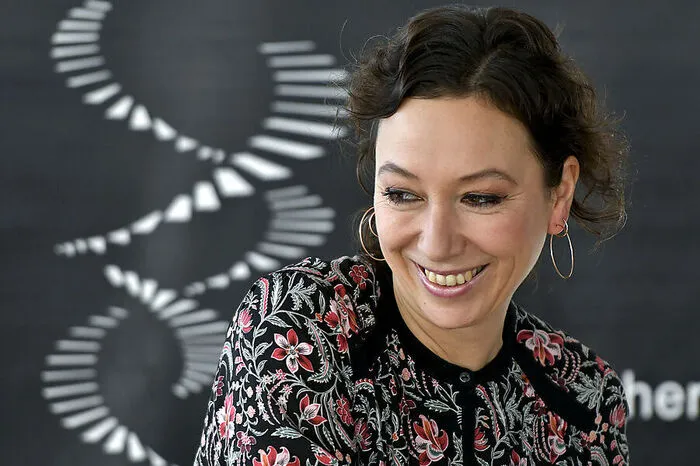 Ursula Strauss, Schauspielerin: Ich liebe Weihnachten und ich feiere ganz traditionell mit meiner Familie. Weihnachten ist für mich ein Familienfest. Es ist wie eine Lücke im Jahr, wo jeder einmal das Recht hat, nichts zu tun. Und man nicht den komischen Druck verspürt, etwas zum Funktionieren dieser Welt beitragen zu müssen. Die Feiertage sind auch eine Zeit, in der man sich ohne schlechtes Gewissen verkriechen kann. Das liebe ich. Heute feiern wir, mit allem, was dazugehört: Singen und Glockenläuten. Es gibt zwar keine kleinen Kinder mehr, aber die Glocke wird trotzdem geläutet. Das muss so bleiben.