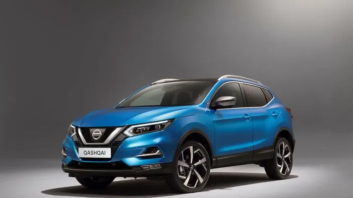 Nissan zieht in Genf das Tuch vom modellgepflegten Qashqai. Neben der Modifizierung des markentypischen V-Motion-Kühlergrills unterscheidet sich das Design der Halogen- und LED-Scheinwerfer nun klarer als bisher voneinander. Optional verfügbar ist ein adaptives Lichtsystem. Überarbeitet wurde auch das Design der Tagfahrleuchten und der Rückleuchten.