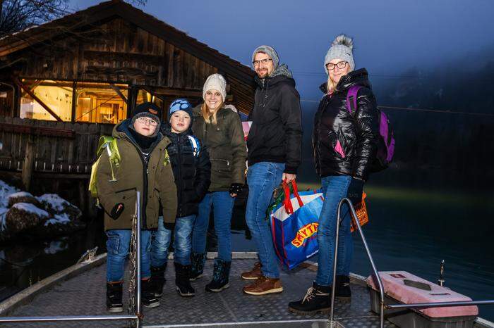 Mit der Valentinsfähre setzten die Bewohner von Guntschach bei eisigen Temperaturen über die Drau, um in die Arbeit oder in die Schule zu kommen