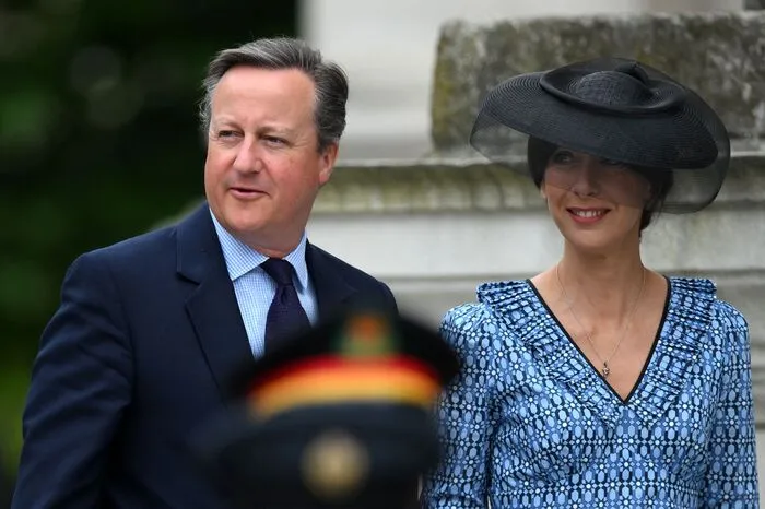 Ex-Premierminister David Cameron (links)