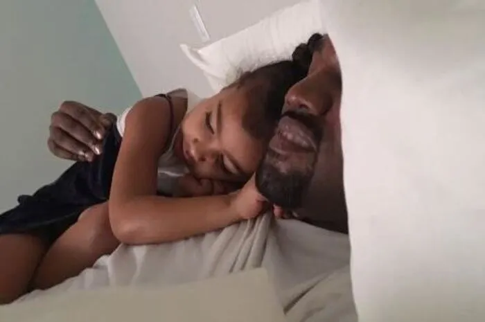 Reality-Star Kim Kardashian teilte dieses süße Kuschelfoto von Ehemann Kanye West und Tochter North und schreibt dazu: "Danke, dass du so ein toller Dad für unsere Babies bist."