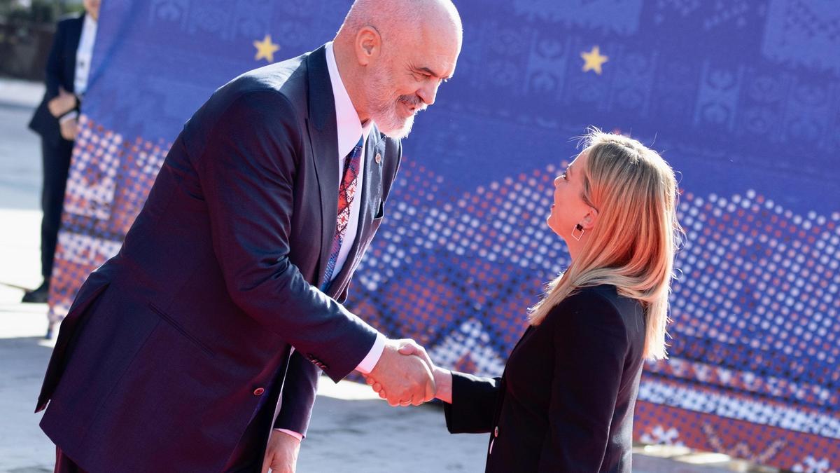 Die italienische Ministerpräsidentin Giorgia Meloni mit ihrem albanischen Amtskollegen Edi Rama.