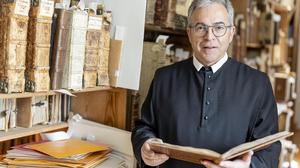 Pater Gerfried Sitar in dem Raum, in dem die kostbaren Buchschätze aufbewahrt werden