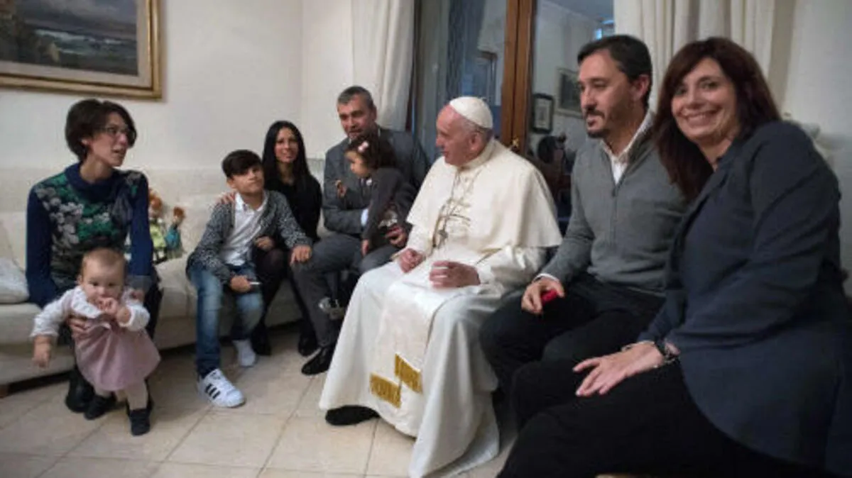 Der Papst besuchte Expriester mit ihren Familien
