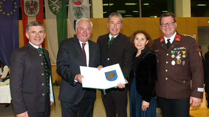 Wappenüberreichung mit Landtagsabgeordneten Franz Fartek, Landeshauptmann Hermann Schützenhöfer, Bürgermeister Johann Winkelmaier, Roswitha Dautermann und Vizebürgermeister Marcus Gordisch.